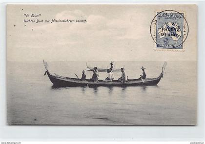 Papua New Guinea - NEW BRITAIN (New Pomerania) - Missionaries in pirogue - Publ.