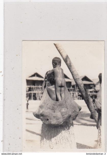 Papua. Woman with child. Photo taken on Cruise to Port Moresby June 1937 from R.M.S. Oronsay. 10,5 x 9,5 cm. *