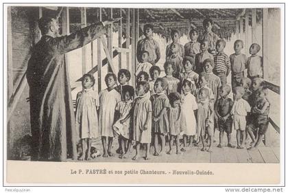 CPA NOUVELLE-GUINEE - PERE FASTRE ET SES PETITS CHANTEURS