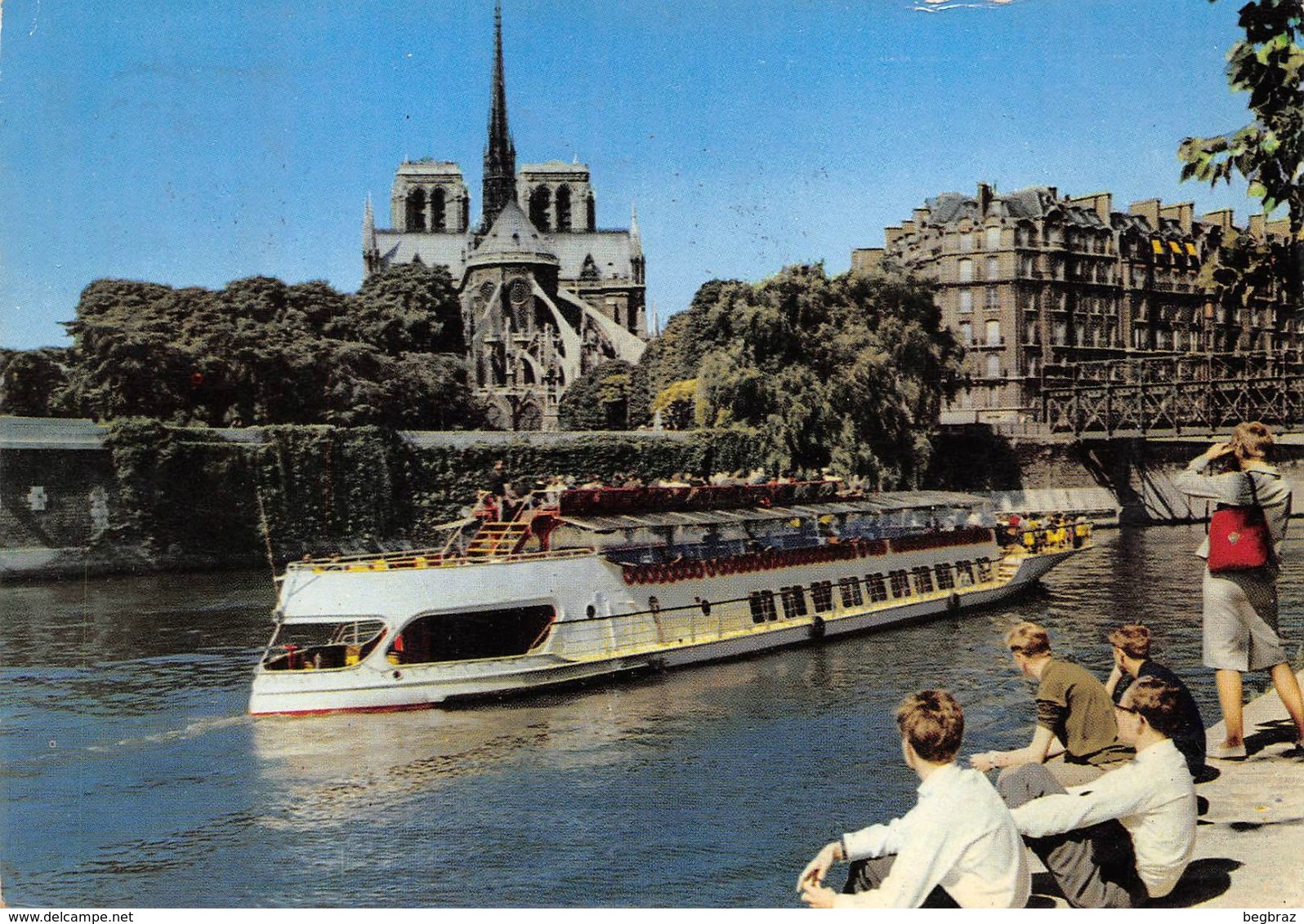 PARIS   BORDS DE SEINE   BATEAU MOUCHE