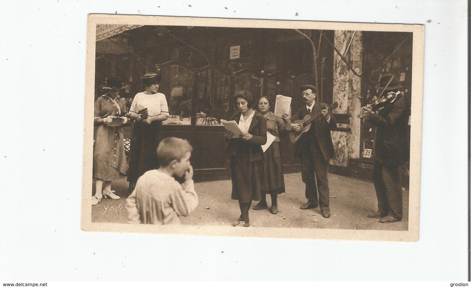 PARIS EN FLANANT SERIE 1 N° 10 LES CHANTEURS DE RUE . SINGING MAN IN STREET