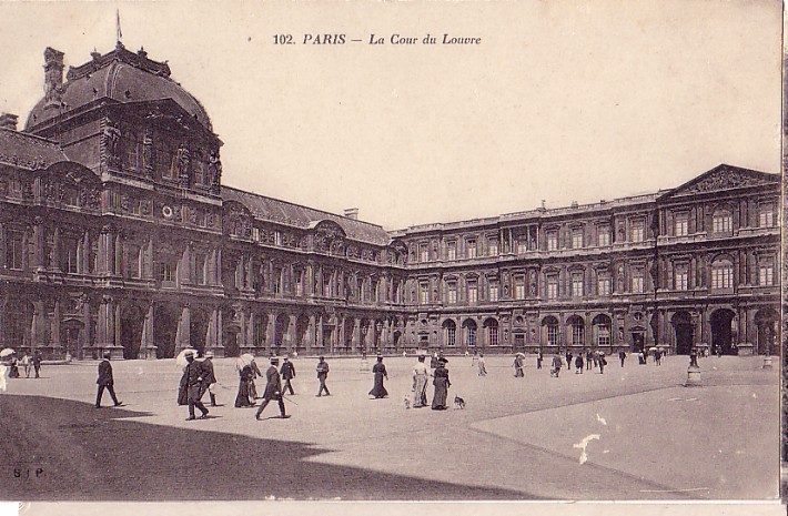 PARIS LA COUR DU LOUVRE ASSEZ ANIMEE