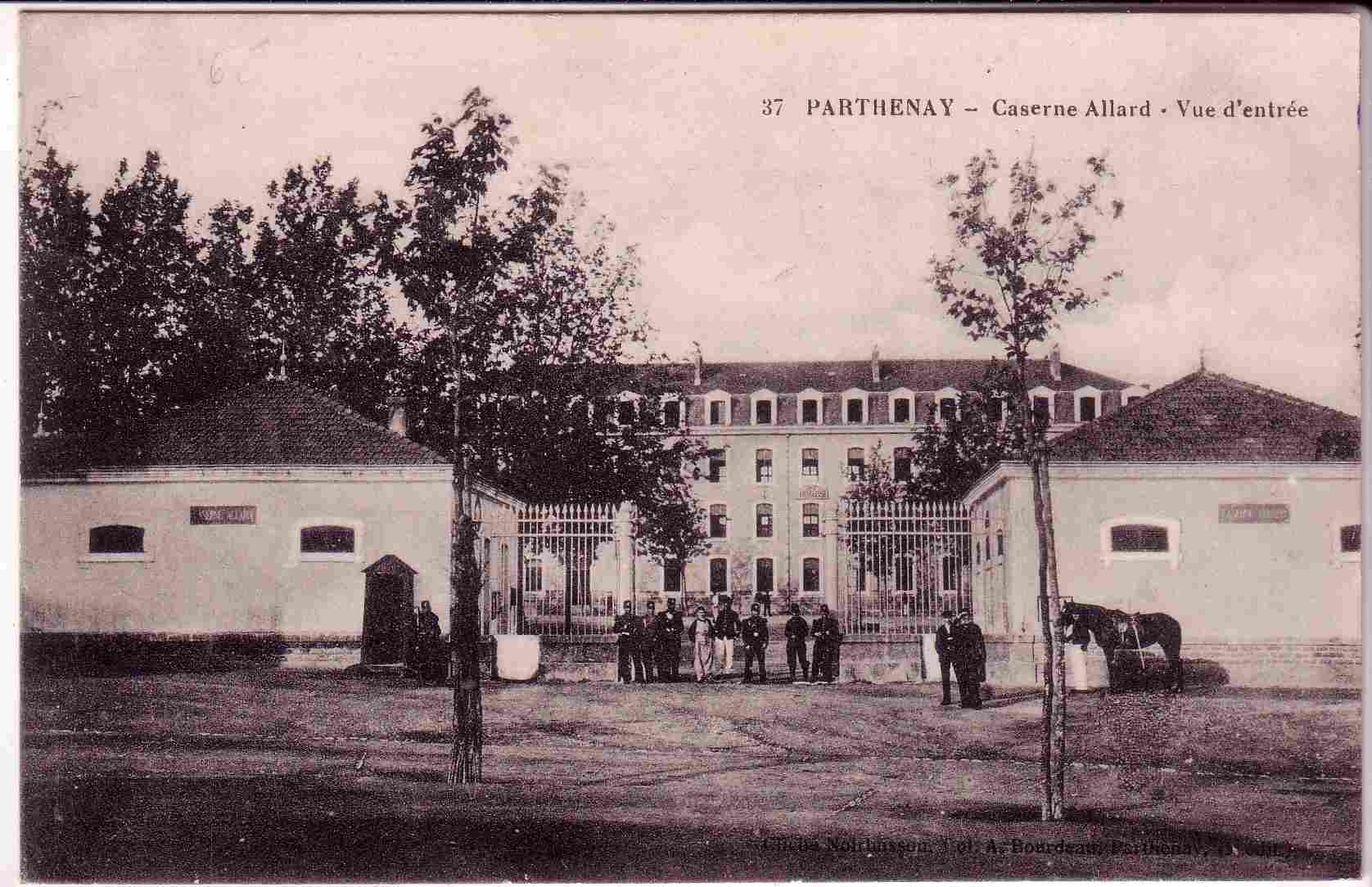 PARTHENAY caserne Allard . vue d´entrée