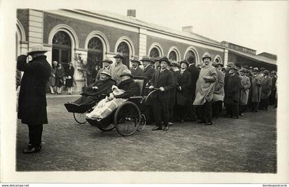 Nederland, DEN HELDER, Onbekende Optocht Mannen, Rolstoel (1920s) Fotokaart