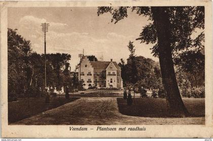 CPA AK Veendam Plantsoen met raadhuis NETHERLANDS (728366)