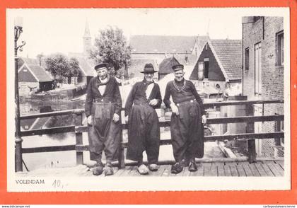 05937 / VOLENDAM Noord-Holland 3 mannen klompen traditionele kleding op brug 1920s TIMMERMANS Dordrecht HEMO Nederland