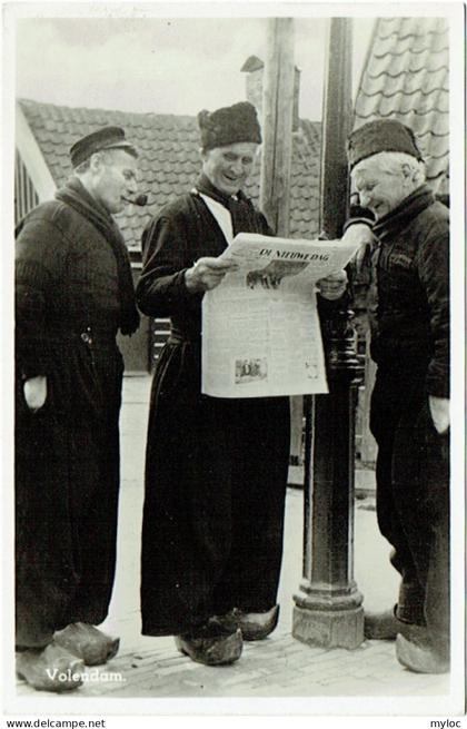 Fotokaart. Volendam. 3 Mannen met een Krant "De nieuwe Dag".