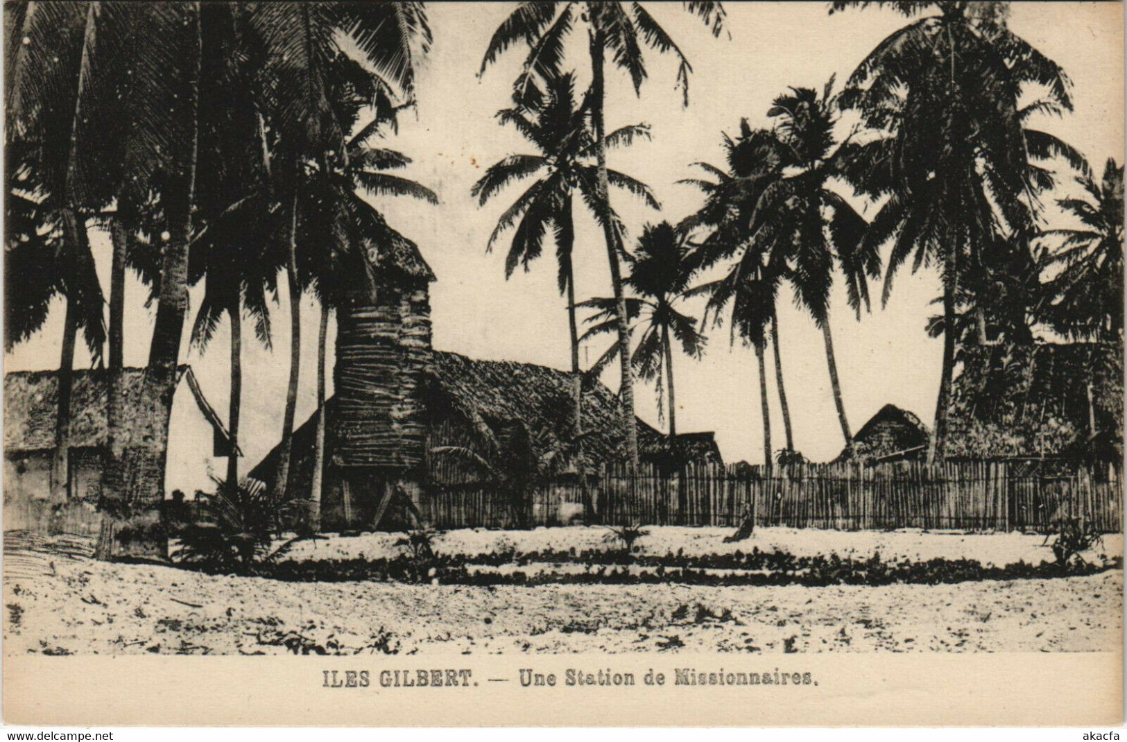 PC KIRIBATI, ILES GILBERT, UNE STATION DE MISSIONAIRE, Vintage Postcard (b29075)