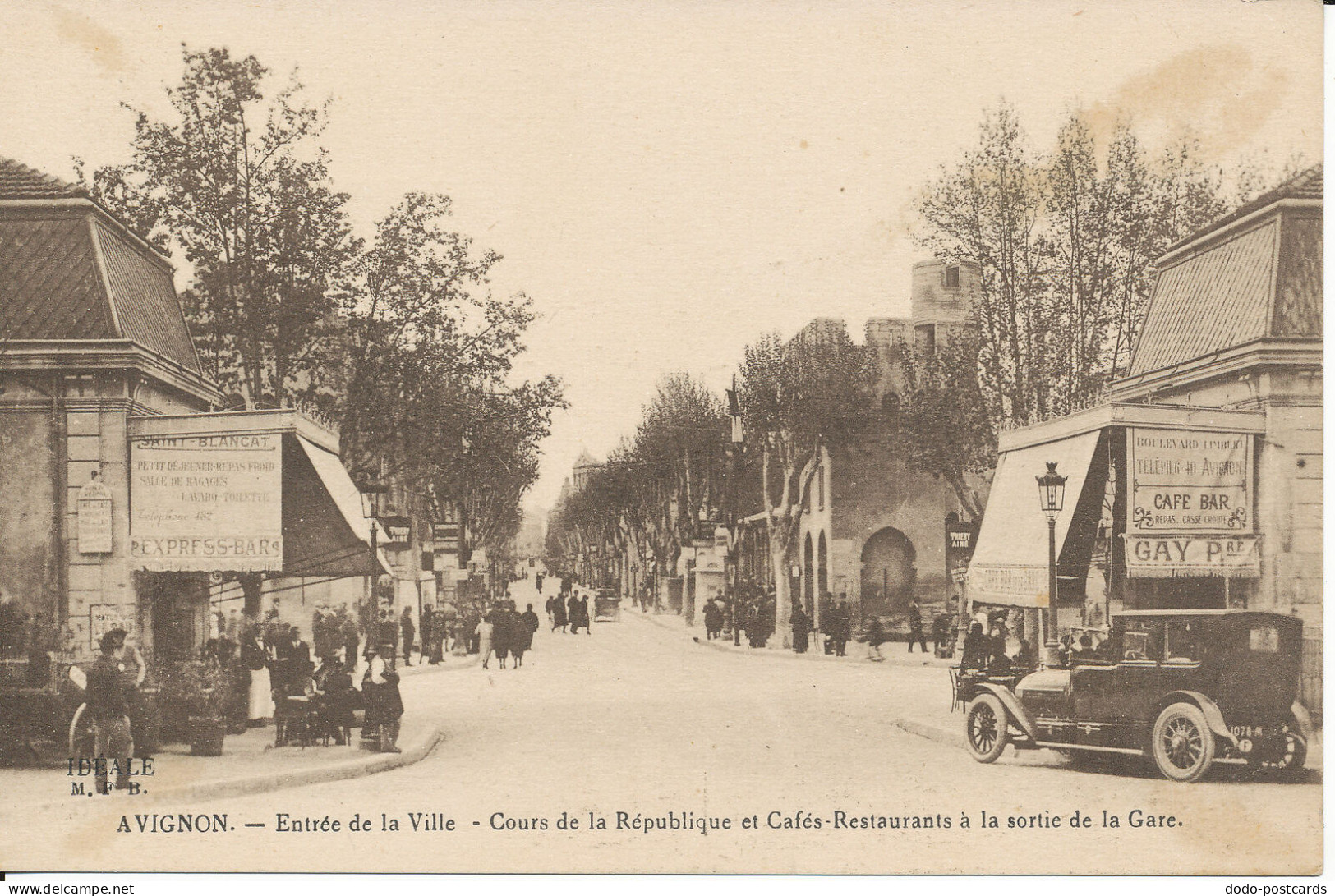 PC39051 Avignon. Entree de la Ville. Cours de la Republique et Cafes Restaurants