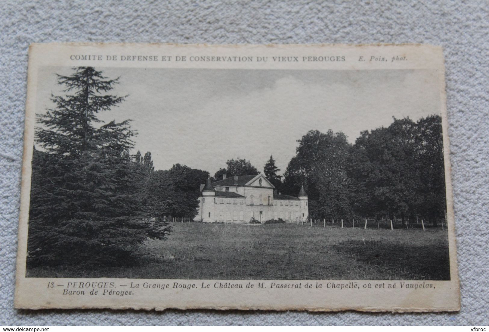 Pérouges, la grange rouge, le château de M. Passerat de la Chapelle, Ain 01