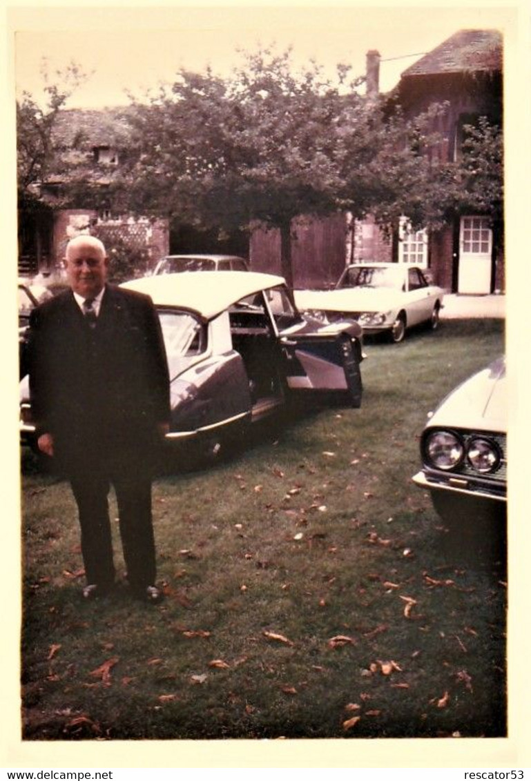 photo 9 x 12.5 Monsieur Victor Provo Sénateur Maire de Roubaix devant  voiture Citroën DS