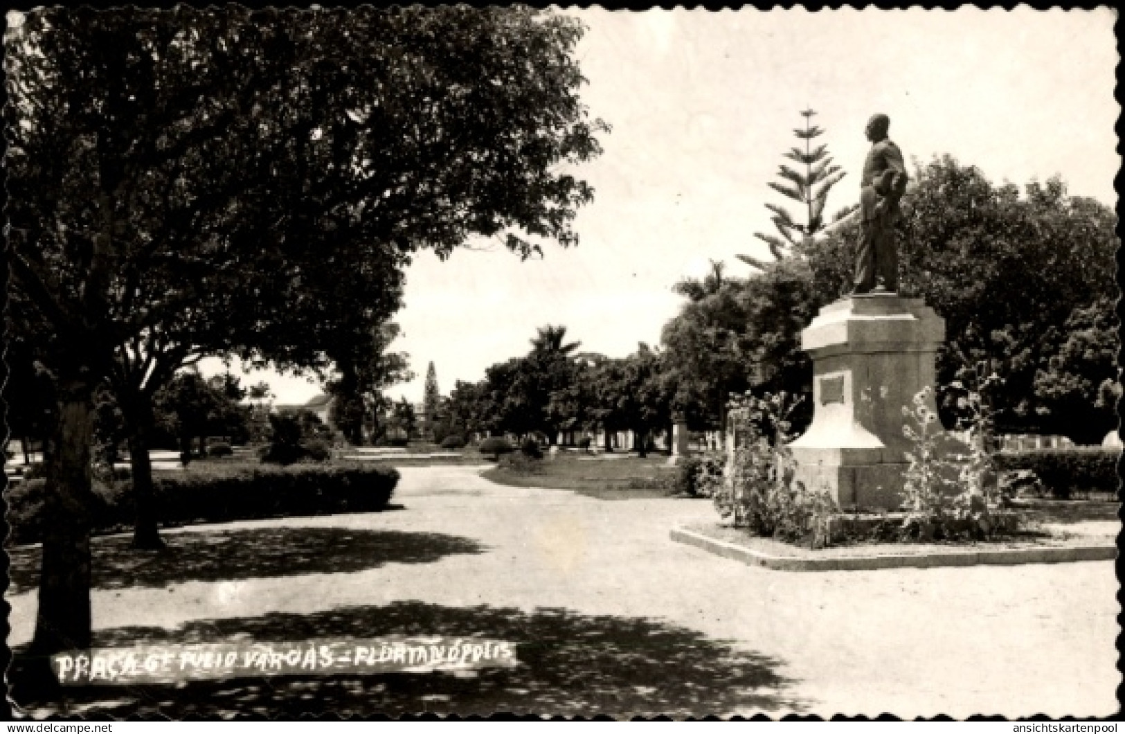 Photo CPA Florianópolis Brasilien, Praca Getulio Vargas, Denkmal