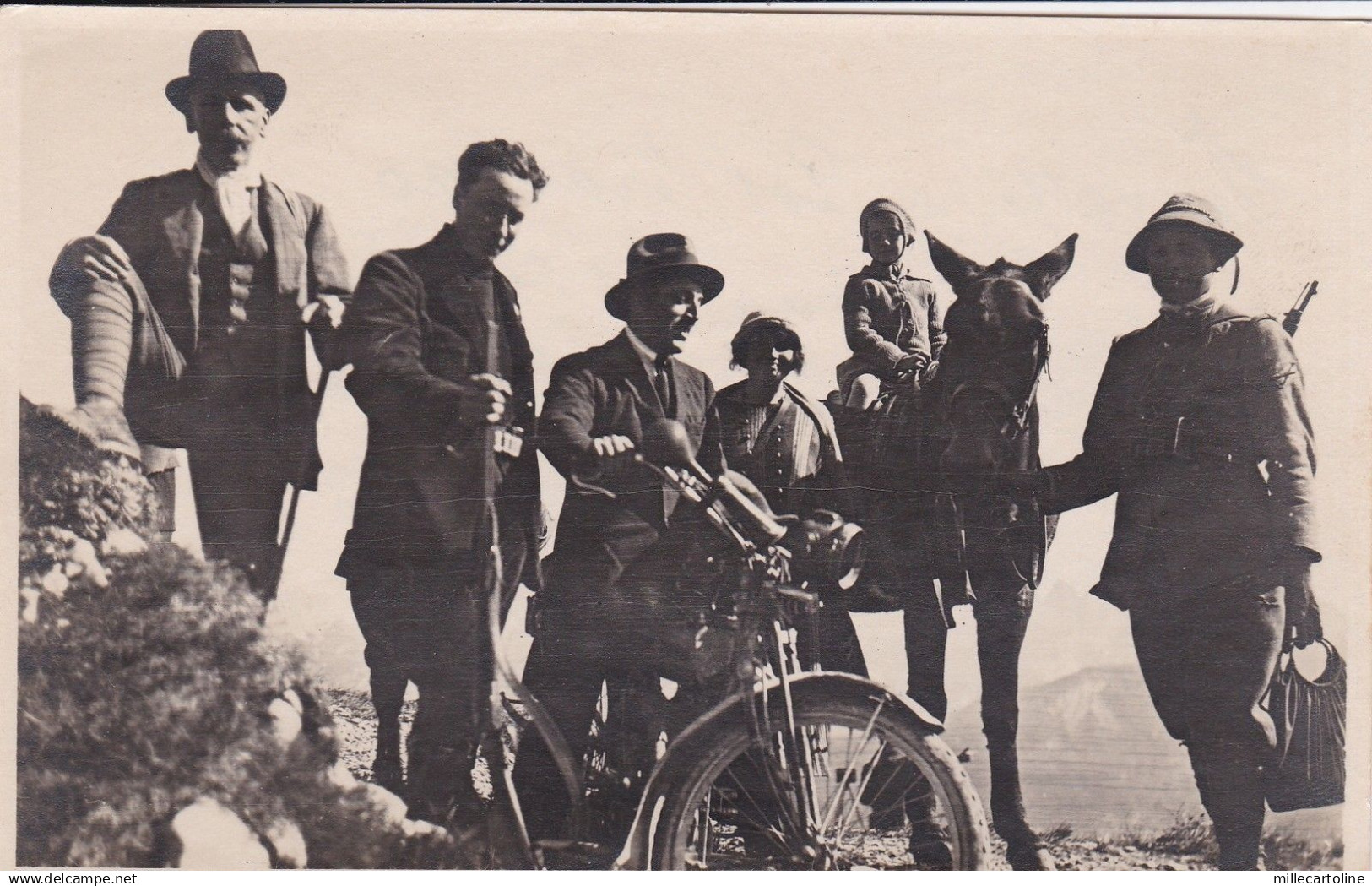 PIEVE DI CADORE: Col Travego - Foto Privata gruppo di persone e motocicletta