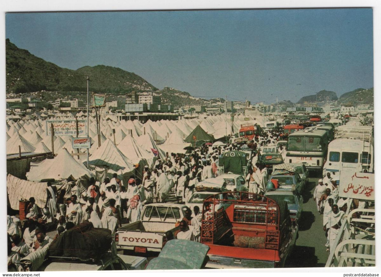 Pilgrims in Muna - & old cars