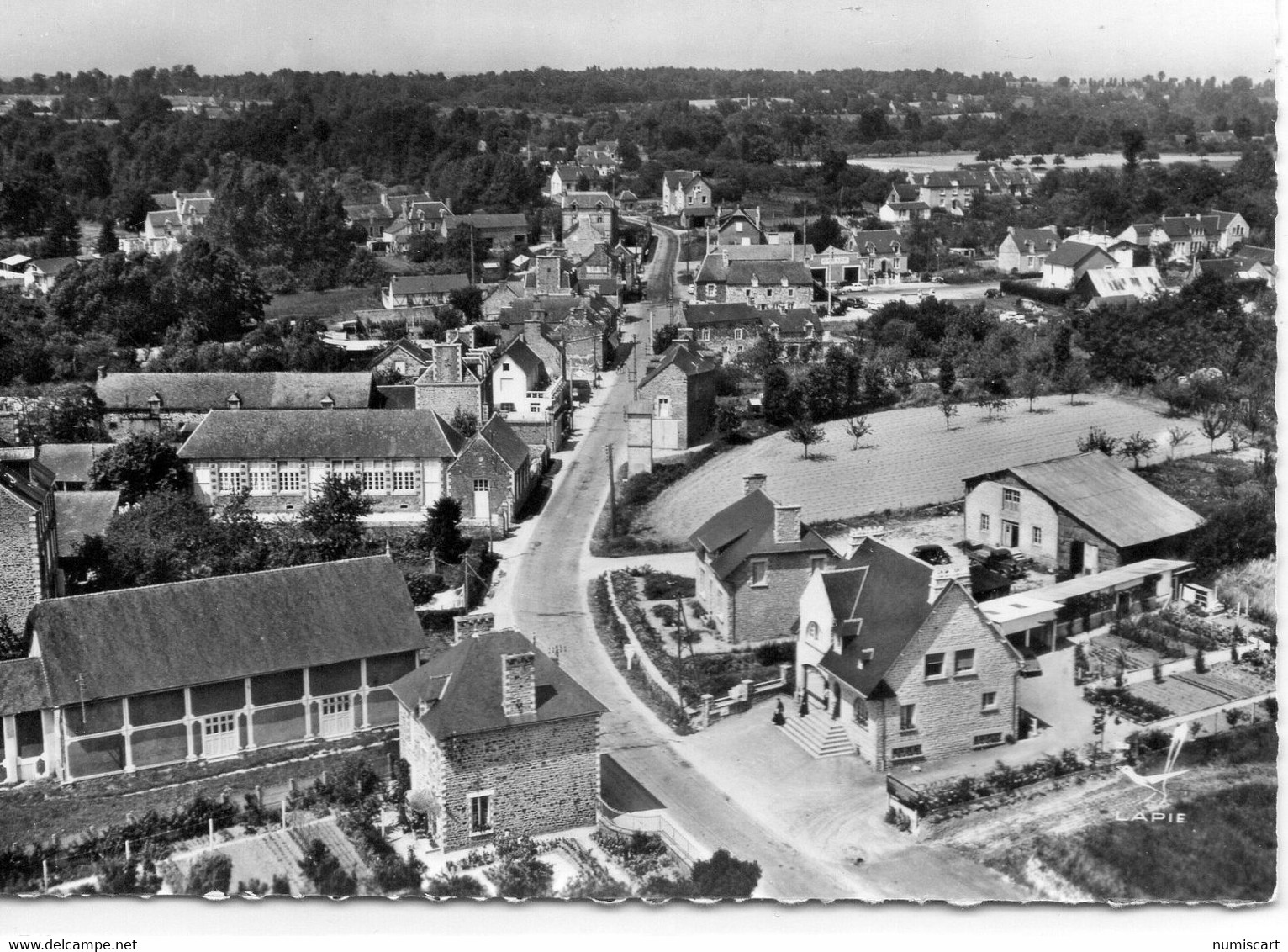 Plouër-sur-Rance belle vue aérienne la Grande Rue