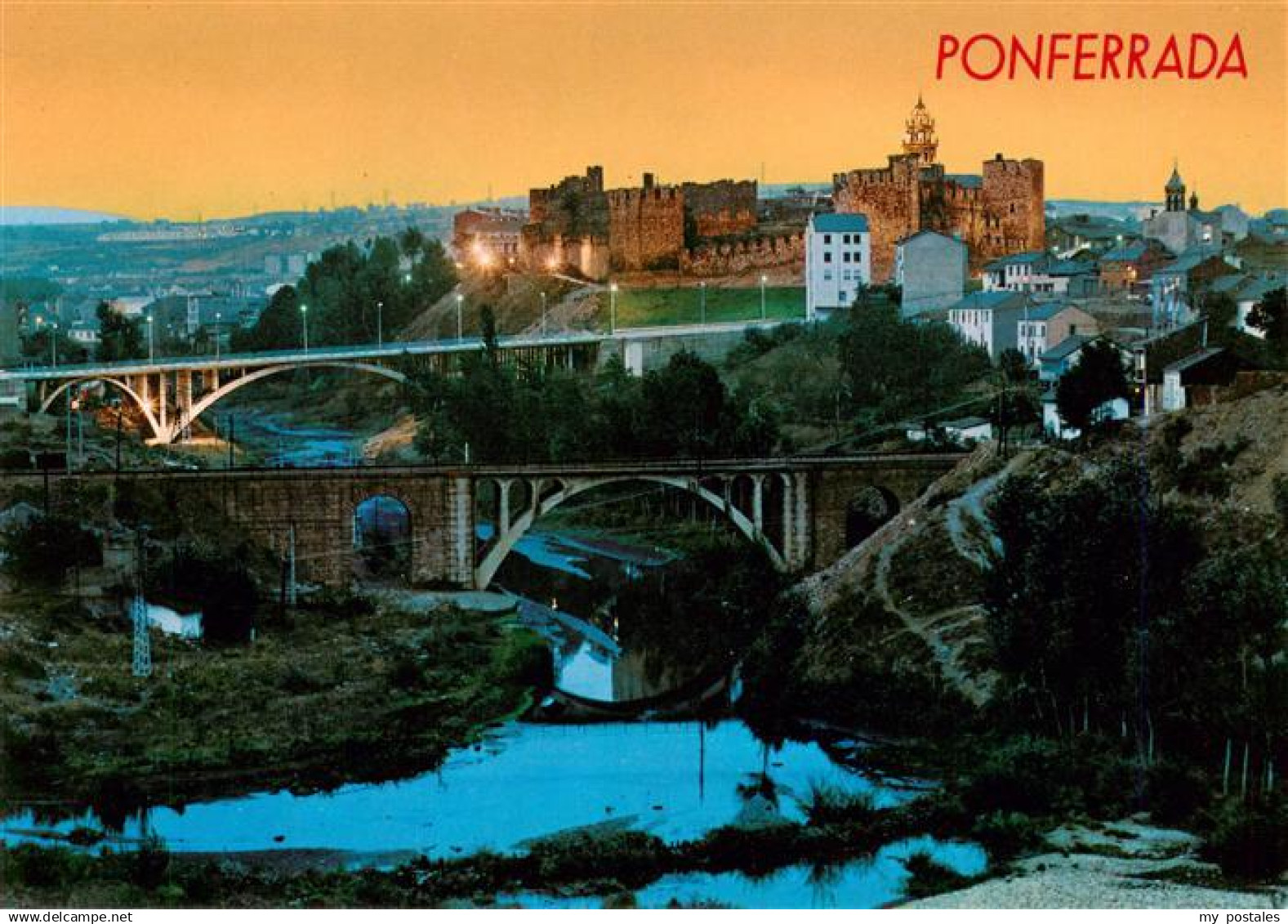 Ponferrada ES Puentes y Castillo iluminado Atardecer