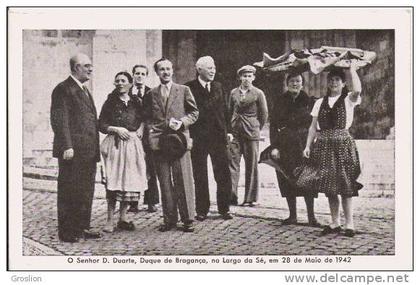 O SENHOR D DUARTE DUQUE DE BRAGANCA NO LARGO DA SE EM 28 MAO DE 1942