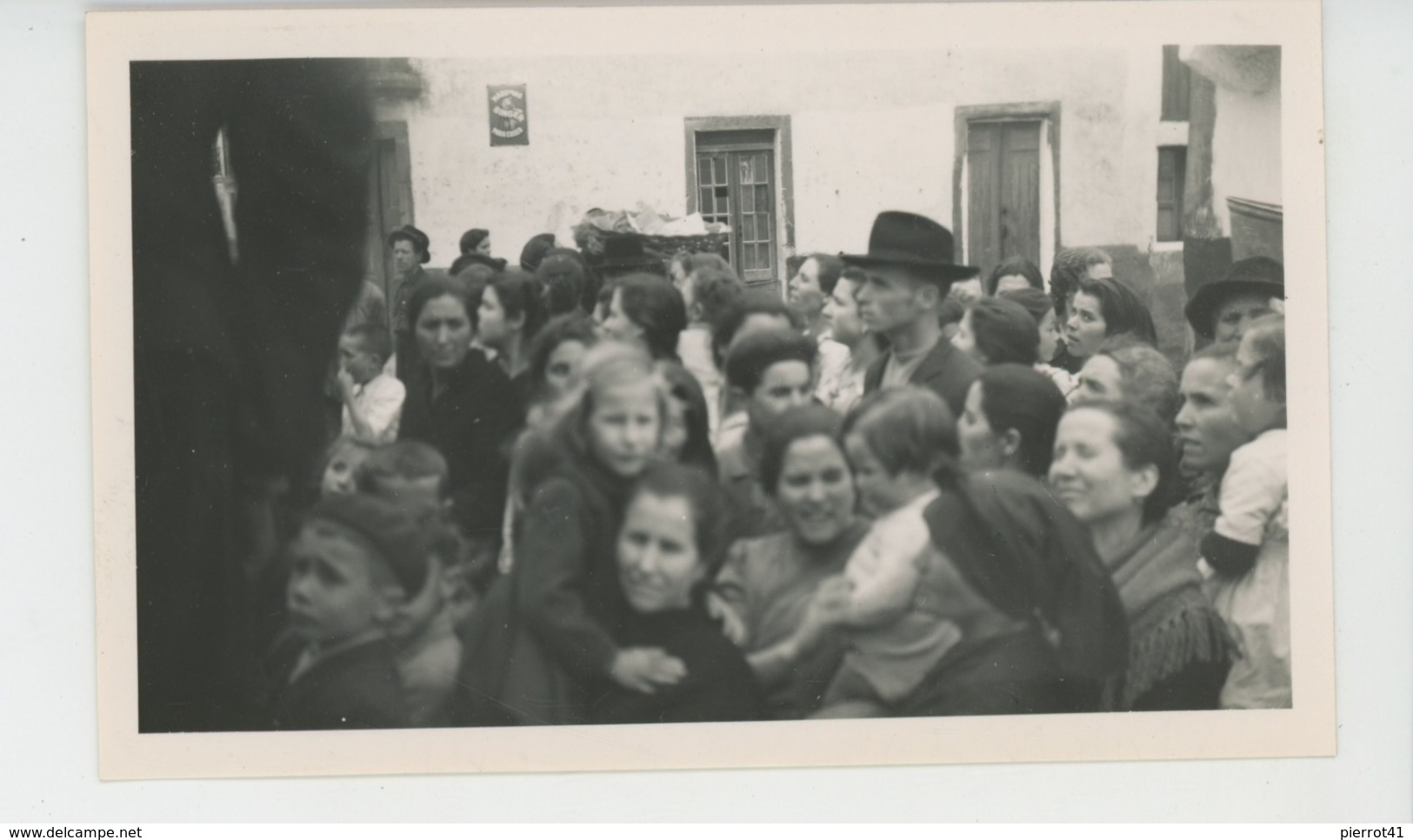 PORTUGAL - CASTELO BRANCO - Gens sur la place du village de ZEBREIRA en 1949 - Photo format 11,5x7 cm