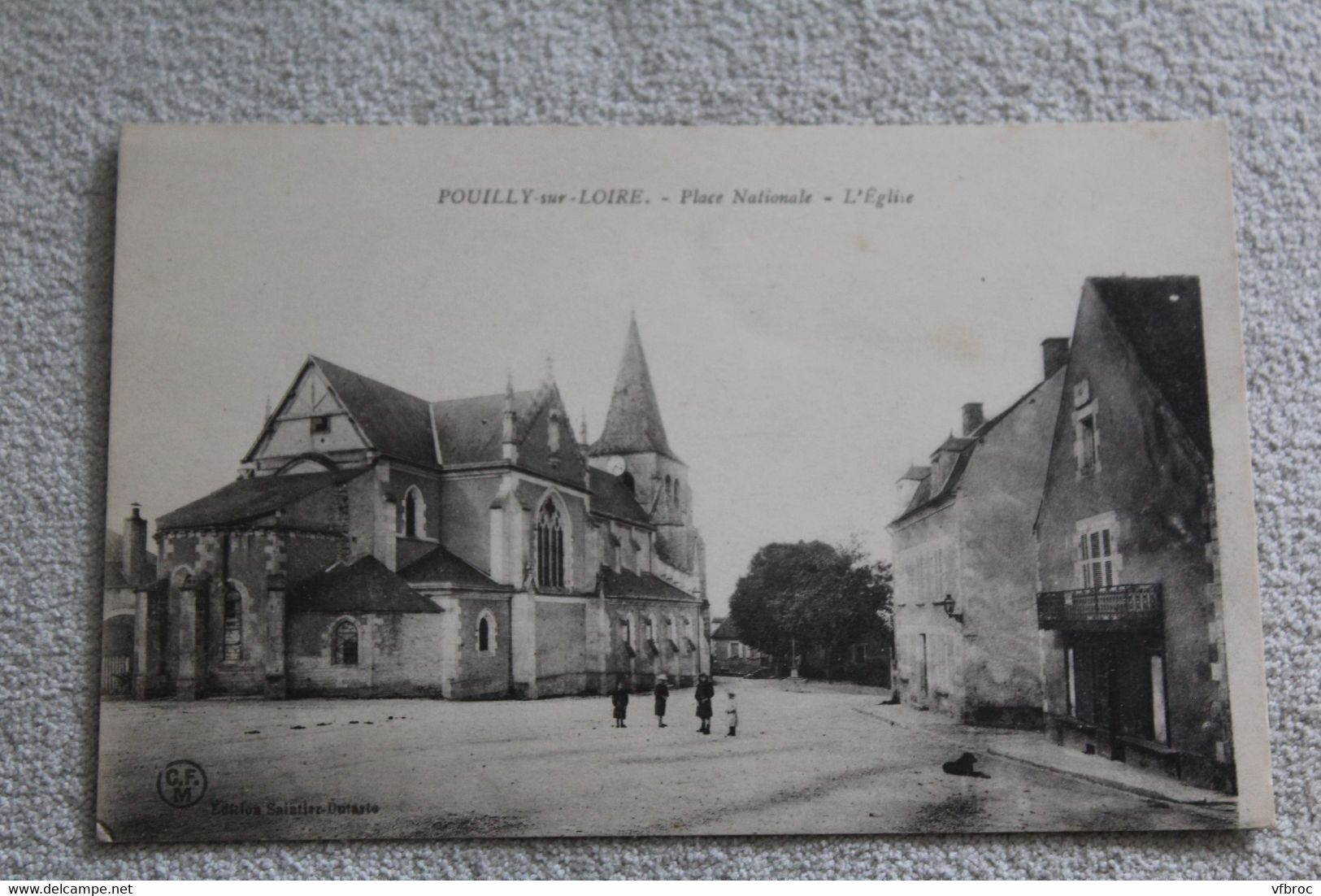 Pouilly sur Loire, place Nationale, l'église, Nièvre 58