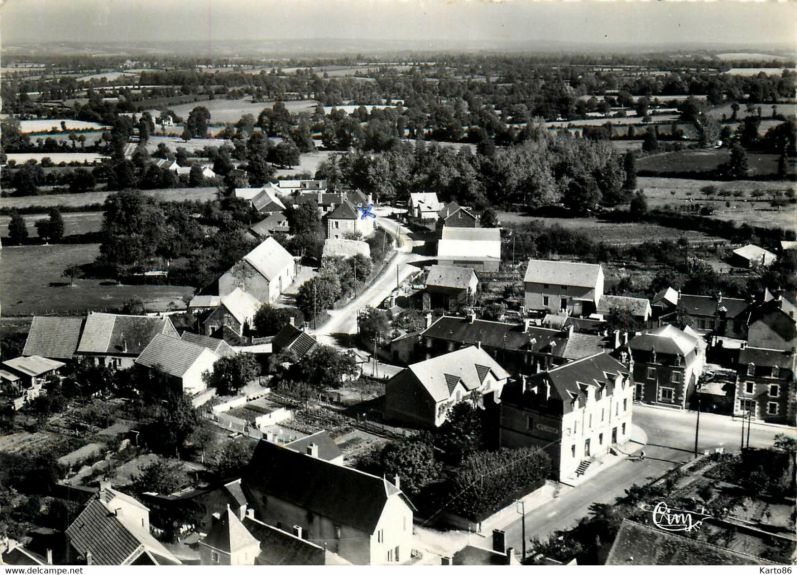 préveranges * vue aérienne générale du village