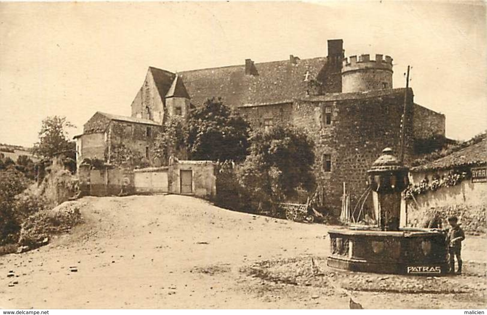 - puy de dôme -ref-A839- saint saturnin - st saturnin - fontaine marguerite de valois et chateau de latour d auvergne -