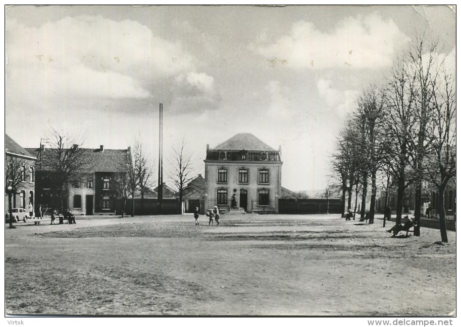 Quaregnon :  Place de L'Hospice   (  grand format )