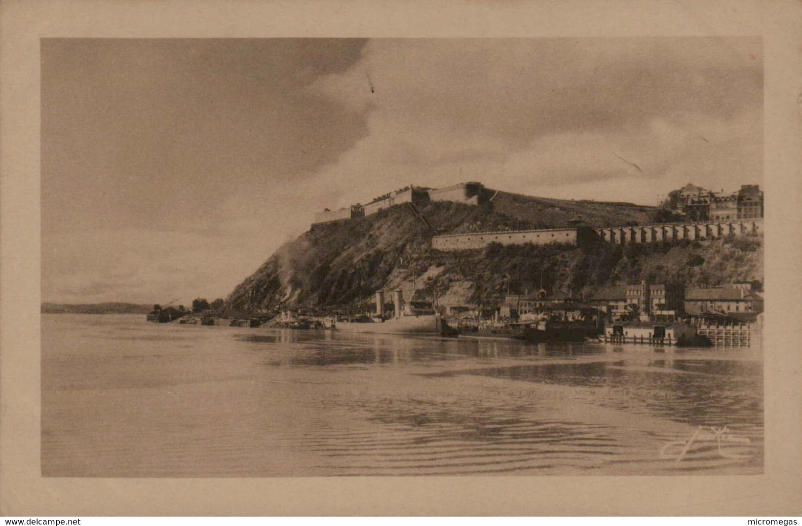 QUEBEC - Le "Rocher de Québec" et la Citadelle sur le Saint-Laurent