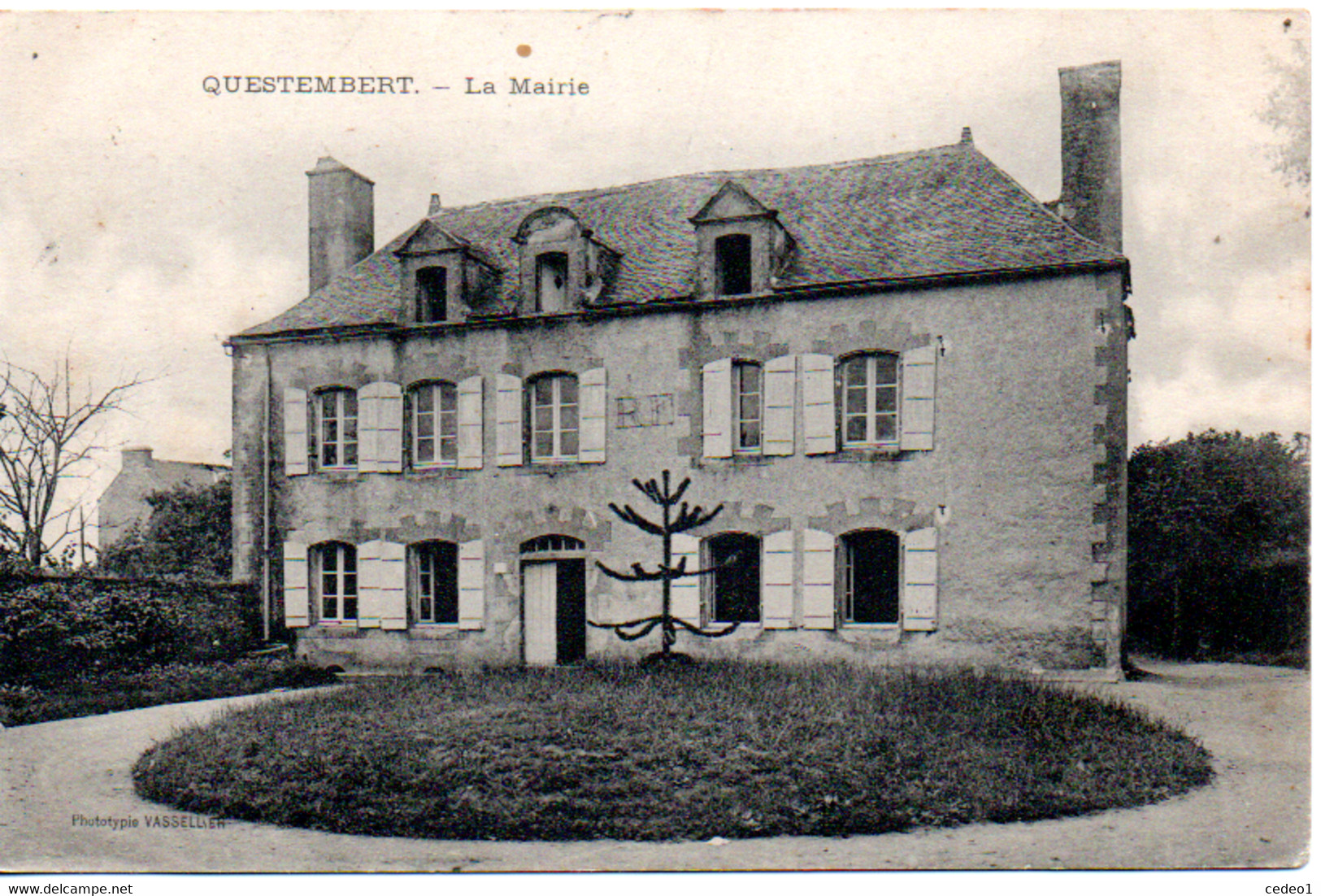 QUESTEMBERT  LA MAIRIE