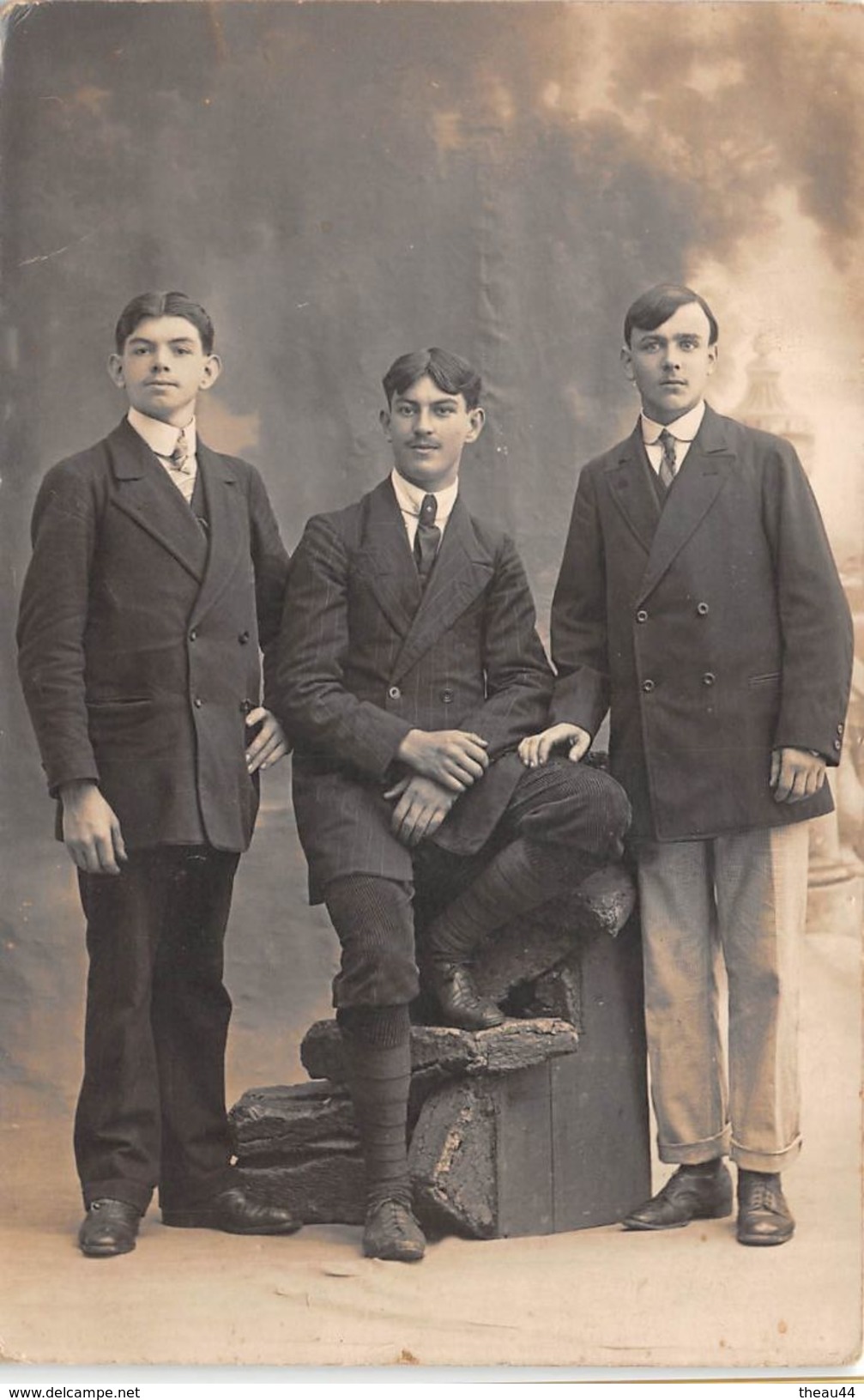 ¤¤   -  QUIMPERLE   -   Carte-Photo de Trois Hommes dans un Studio  -  Photographe " Honoré " de Quimperlé  -  ¤¤