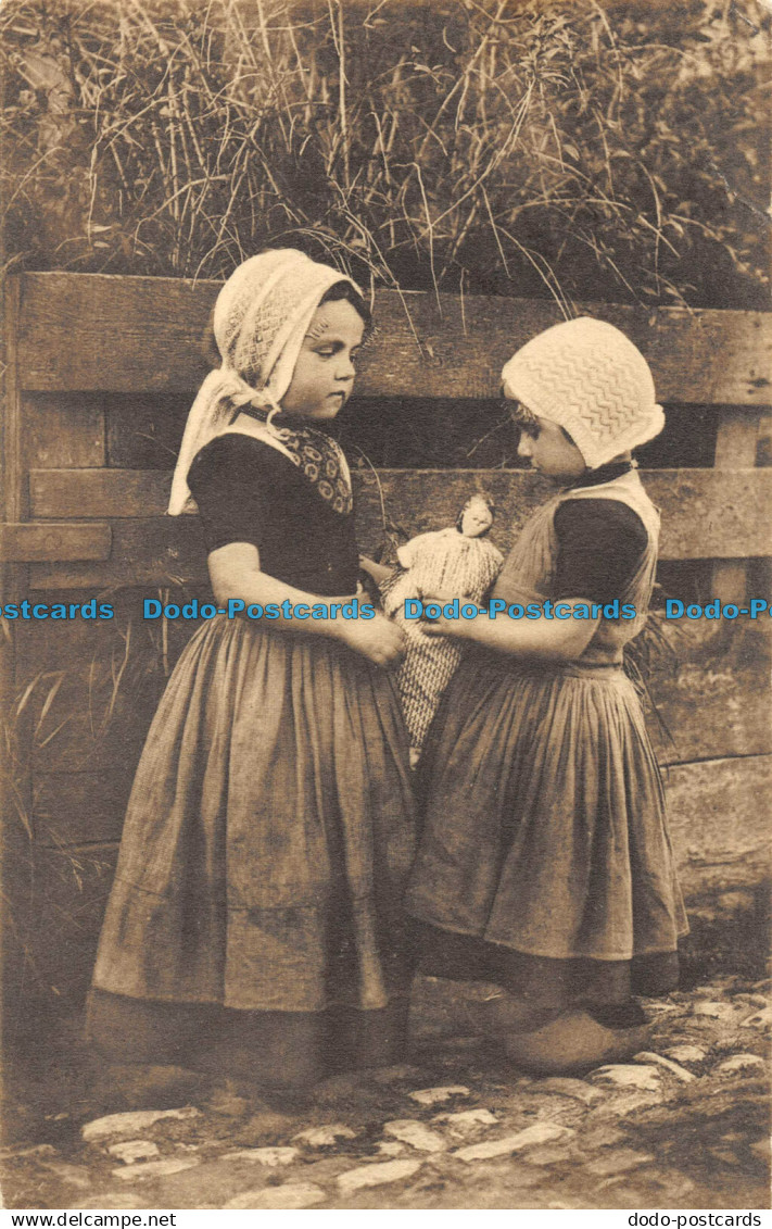 R059555 Two girls. Zeeuwsche Kinderen. Zeeland. F.B. den Boer. Salmon. 1910