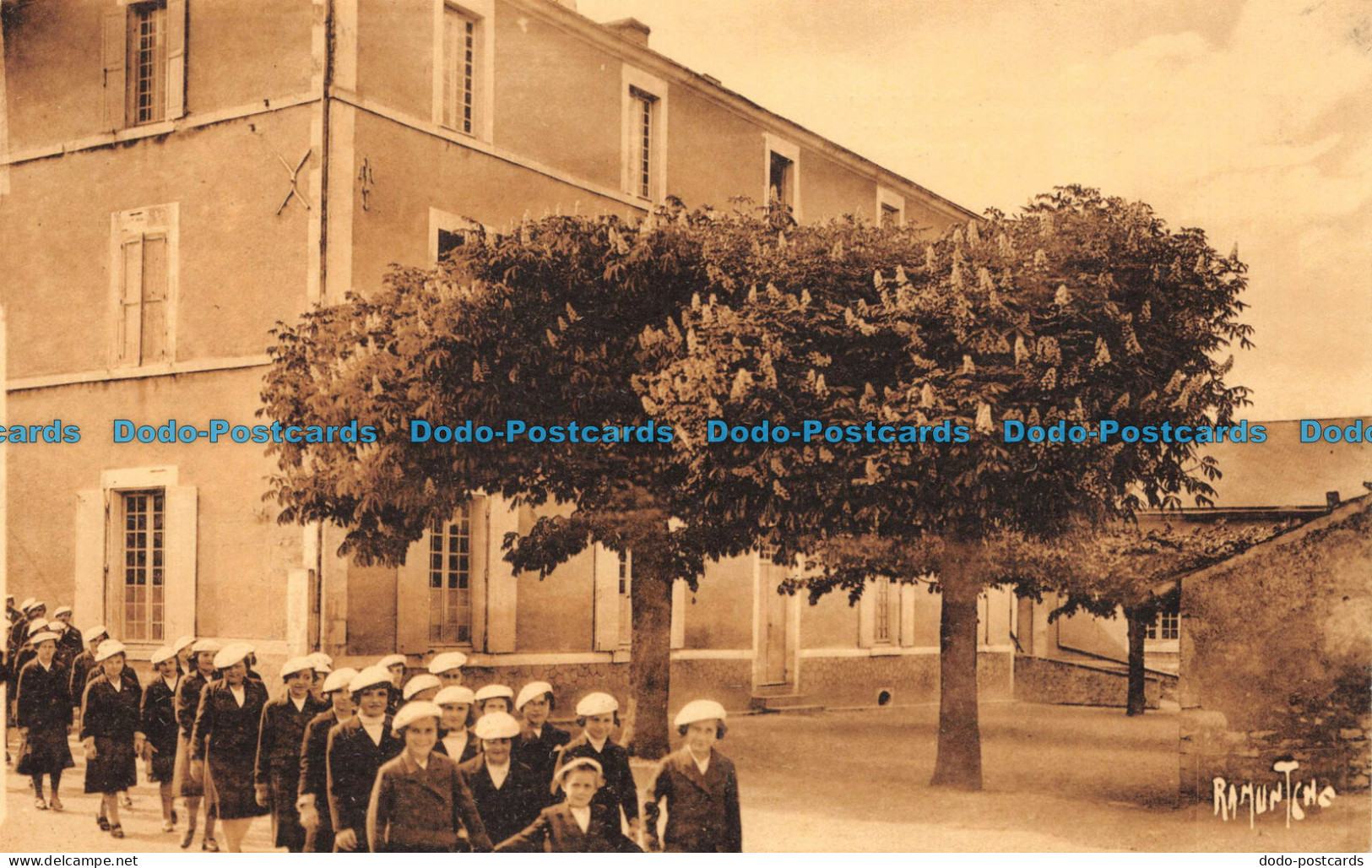 R062269 Institution Sainte Marie Chantonnay. Vendee. Facade Est. Depart en Prome