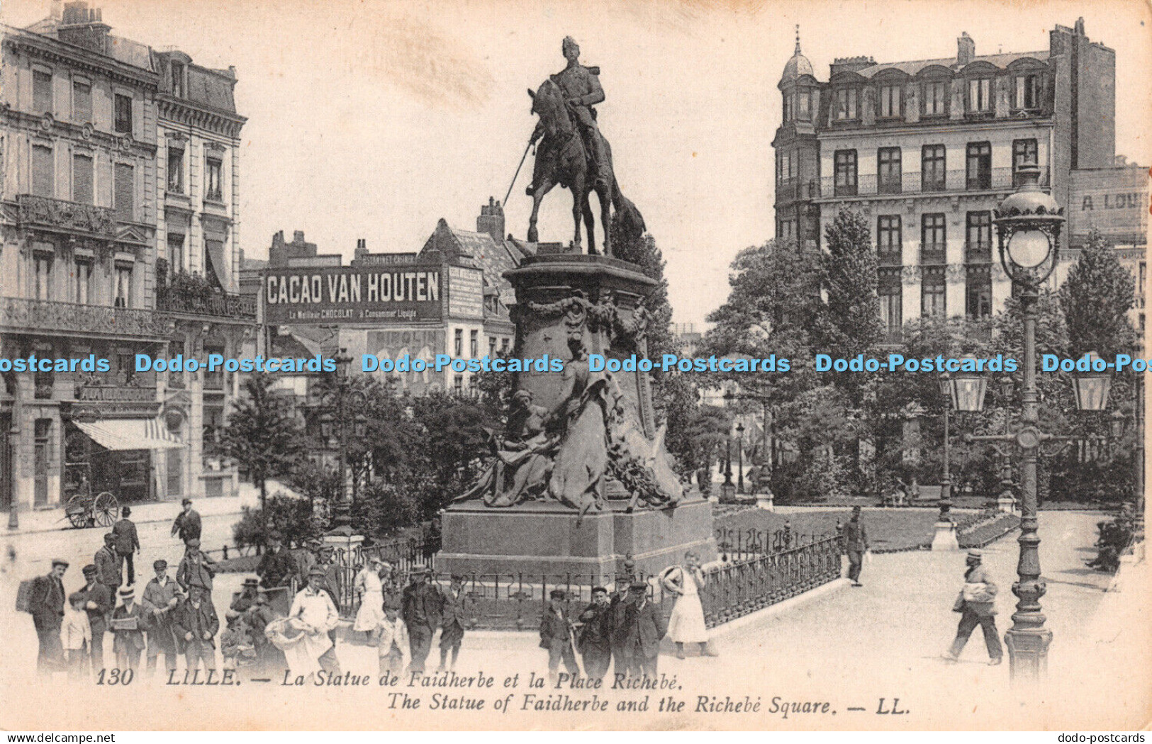 R266544 LILLE 130 La Statue de Faidherbe et la Place Richebe The Statue of Faidh