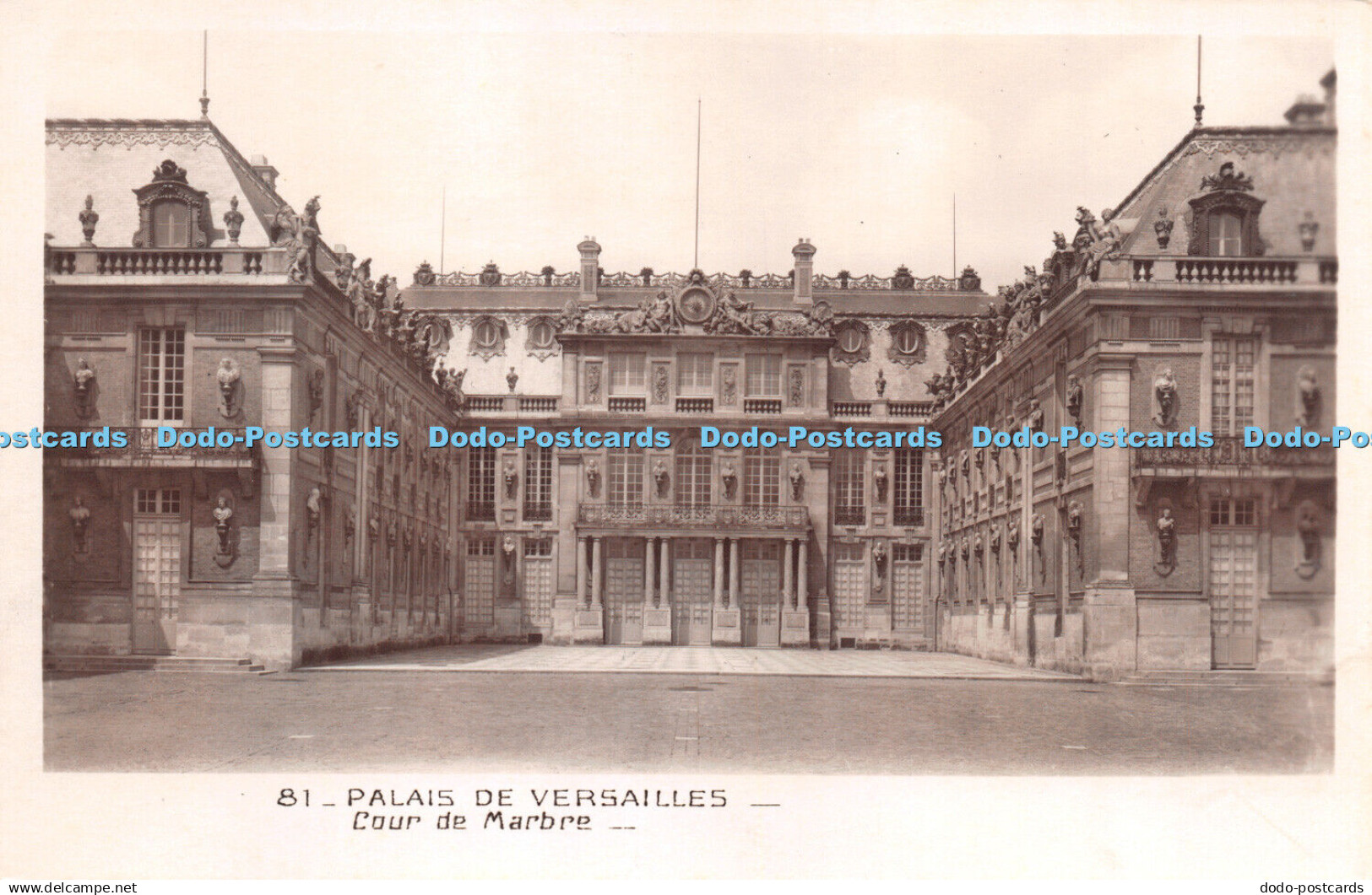 R267161 81 Palais de Versailles Cour de Marbre Musees Nationaux Palais du Louvre