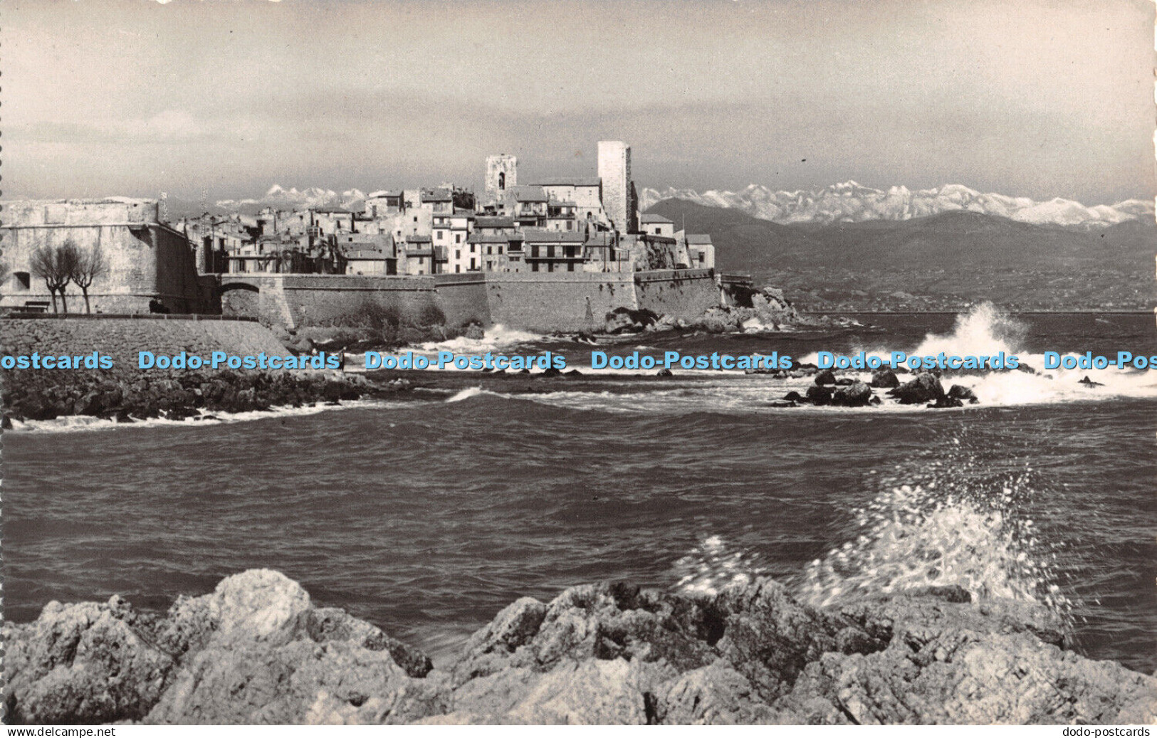 R302484 Antibes La vieille ville Au fond les Alpes neigeuses S E P T