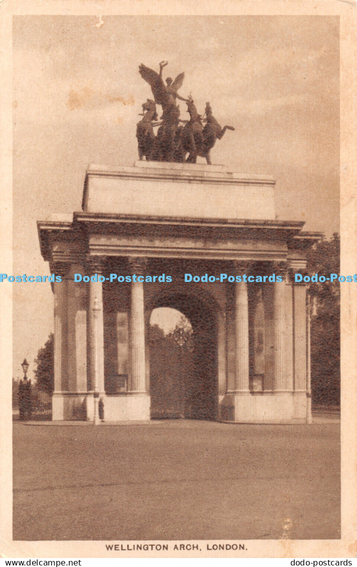 R464298 Wellington Arch London Londons Famous Statues Series