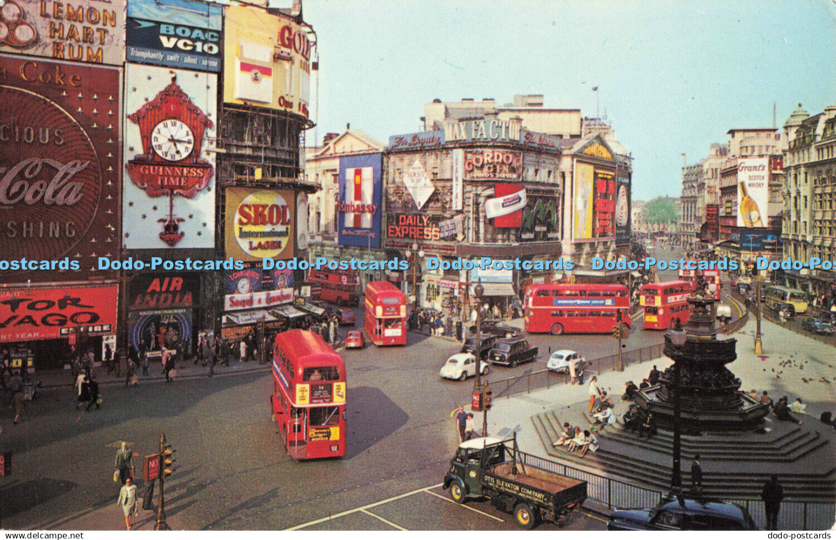 R684642 Piccadilly Circus. Piccadilly Circus in the Heart of London World of Ent