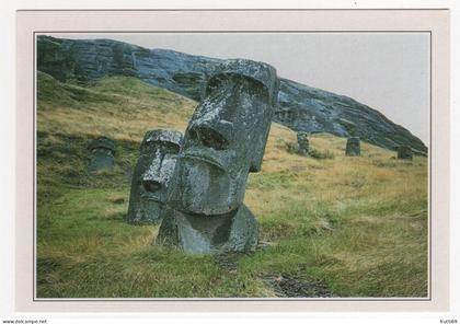 AK 214404 RAPA NUI / EASTER ISLANDS / ISLA DE PASCUA  - Osterinsel - Moai - Löpfe in Rano Raraku