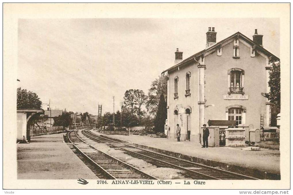 réf : B-13-1812 : Ainay le Vieil  la gare