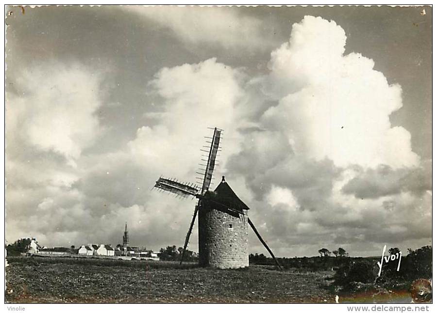 réf : B-15-2146 :  CLEDEN CAP SIZUN MOULIN A VENT (trous de punaises aux coins)