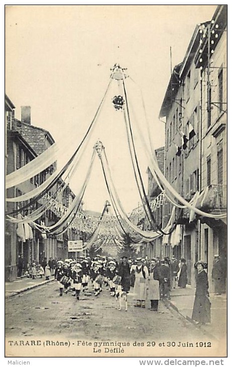 - ref - H692 - rhone - tarare - fete gymnique des 29 et 30 juin 1912 - le defile :  pancarte  cours - carte bon etat -