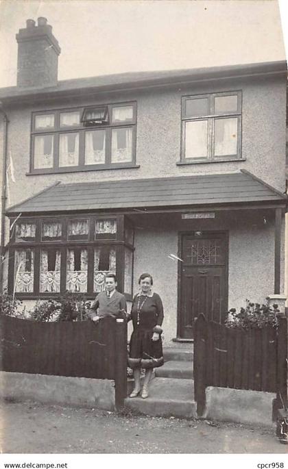 Royaume-Uni - n°91589 - Angleterre - London Suburbs - NORWOOD - Couple devant une maison - Carte photo