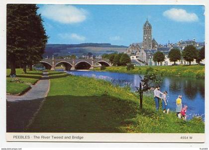 AK 128627 SCOTLAND - Peebles - The River Tweed and Bridge