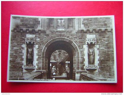 CPA OU CPSM  PHOTO -ECOSSE-GATEWAY  EDIMBOURG CASTLE-ANIMEE-NON VOYAGEE -CARTE EN BON ETAT