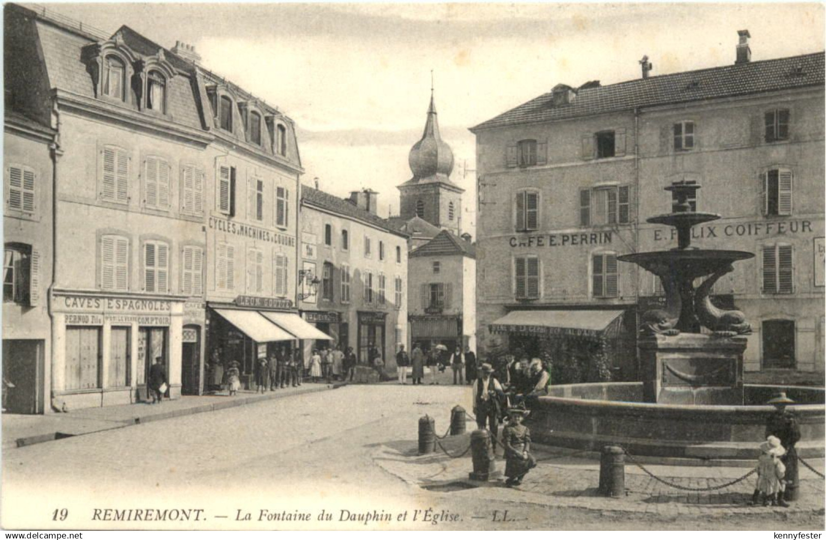 Remiremont, La Fontaine de Dauphin et lÈglise