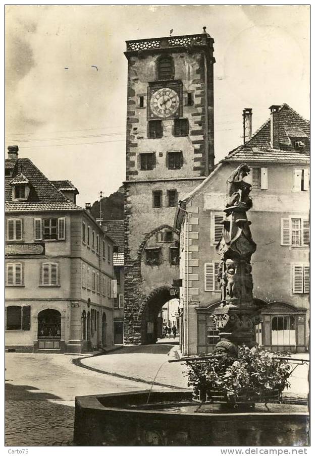 Ribeauvillé 68 - Place Horloge Fontaine