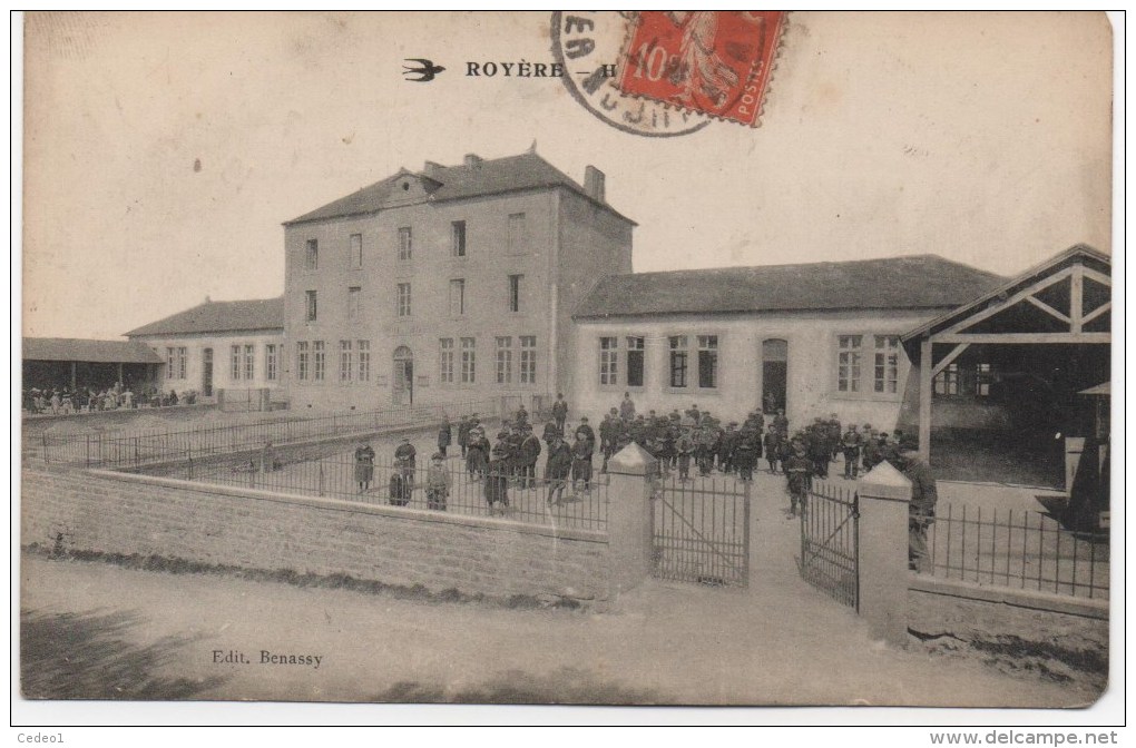 ROYERE   COUR DE L'ECOLE