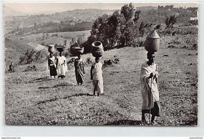 Rwanda Burundi - Porteurs dans la montagne - Ed. Hoa-Qui 2355