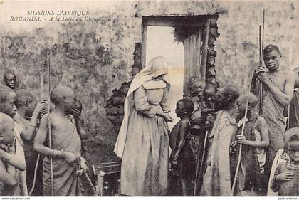 Rwanda - At the door of the dispensary - Publ. Missions d'Afrique