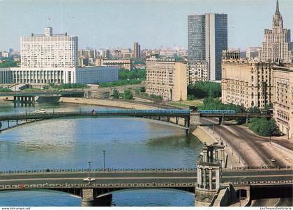 RUSSIE - Moscu - Panorama de malecones Smalénskaia y Krasnoprésnenskaia - vue sur le pont - animé - Carte Postale