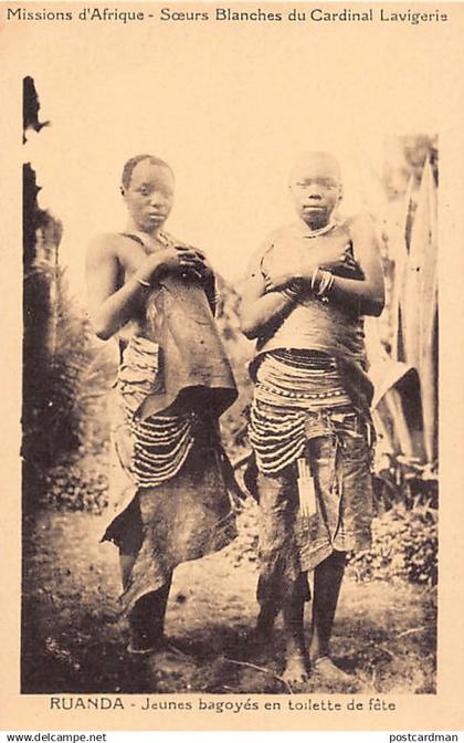 Rwanda - Young Bagoyé natives in festival attire - Publ. Soeurs Blanches du Cardinal Lavigerie